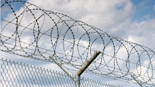 płot więzienny, zdjęcie ilustracyjne