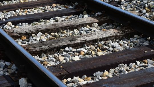 Śmiertelne potrącenie na torach w powiecie lęborskim. Nie żyje mężczyzna