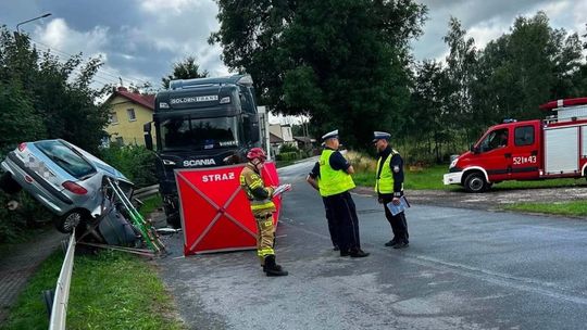 Śmiertelny wypadek w Linowcu. Peugeot zderzył się czołowo z ciężarówką