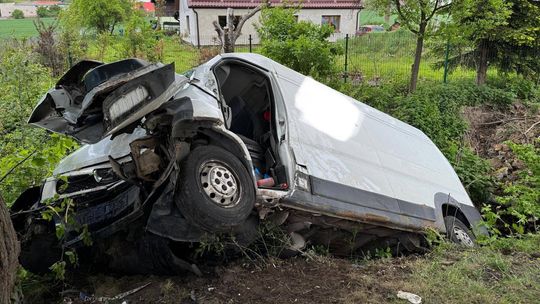 Śmiertelny wypadek w powiecie sztumskim! Bus uderzył w drzewo, kierowca nie żyje wypadek, Bukowo