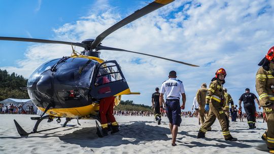 Śmigłowiec nad plażą niczym tornado. Policjanci apelują do wypoczywających