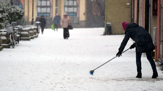 Śnieg zalega na chodnikach. Kto musi go usunąć? Miasto czy właściciel posesji?