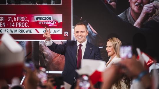 Sondażowy zwrot akcji! Wyniki late poll dają przewagę Karolowi Nawrockiemu