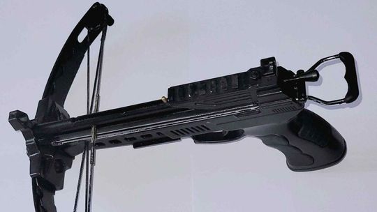 Sopot: Policja zatrzymała 46-latka. W mieszkaniu miał nielegalną kuszę kusza znaleziona przy 46-latku w Sopocie