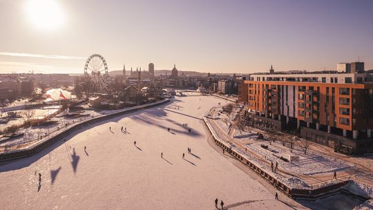Spacery po zamarzniętej Motławie nielegalne. Urząd Morski ostrzega i zapowiada mandaty