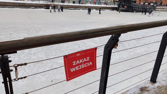 Spacery po zamarzniętej Motławie "zakazane". Ale tabliczki i tak wszyscy ignorują...