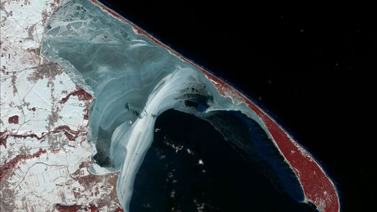 Zamarznięta Zatoka Pucka widziana z kosmosu! Spektakularne zdjęcie z satelity