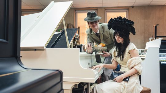 uczniowie klasy teatralnej Jadwigi Możdżer w magazynie kostiumów teatralnych, Gdańsk 2026