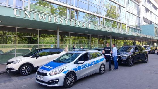 Spieszył się na przeszczep nerki. Eskortowali go policjanci