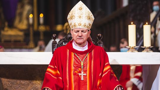 Sprawa krzyża w szkole w Kielnie. Metropolita gdański zabrał głos, "oczekuję wyjaśnień" Sprawa krzyża w szkole w Kielnie. Metropolita gdański zabrał głos