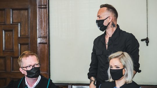 Adam Nergal Darski na ławie oskarżonych z pełnomocnikami podczas jednej z rozpraw