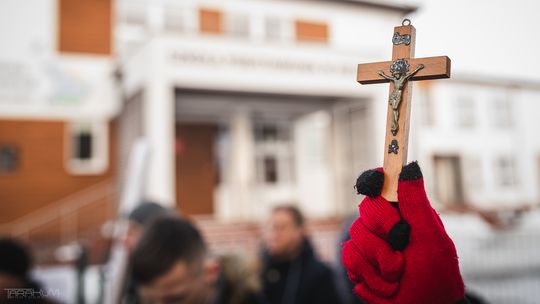 protest w obronie krzyża przed szkołą w Kielnie, 2026
