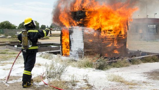 Sprzęt i akcesoria potrzebne strażakowi w akcji