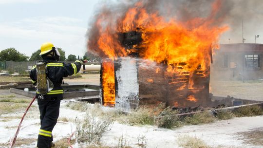 Sprzęt i akcesoria potrzebne strażakowi w akcji