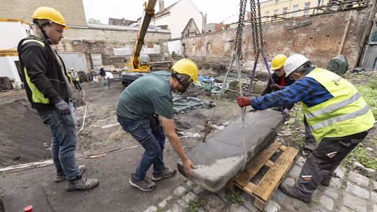 Średniowieczna płyta nagrobna odkryta w Gdańsku! Waży 700 kilogramów