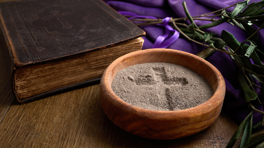 Środa popielcowa 2026. Co oznacza posypanie głowy popiołem?