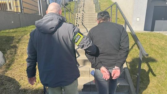 Słupsk: Staranował samochody, uderzył w mur i uciekł. Sprawcę znaleźli po plamach oleju