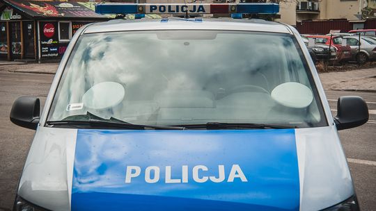 Starogard Gdański: 45-latek z marihuaną uciekał przed policją. Potrącił funkcjonariusza policja, radiowóz, zdjęcie ilustracyjne