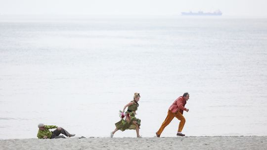 Starsi Panowie Dwaj na plaży w Orłowie, czyli „Przybora. Kabaret metapsychiczny”