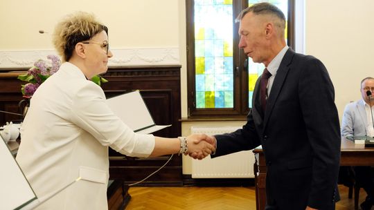 Straci mandat radnego za dwadzieścia desek i wypożyczenie stołów?