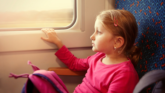 Strefy bez dzieci w pociągach? Prawie połowa Polaków przeciwna