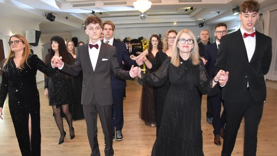 Studniówka na Kaszubach. Młodzież z PZS w Somoninie bawiła się w Małkowie