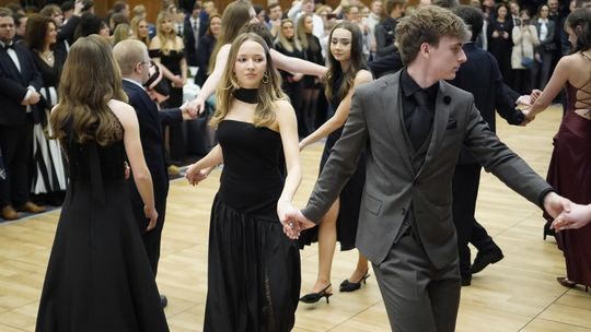 Studniówka VI LO w Gdyni. Maturzyści połączyli poloneza z walcem