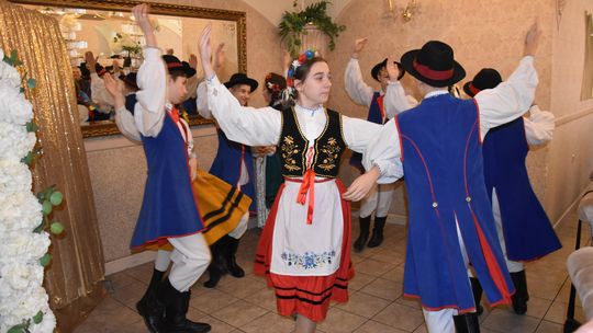 Stypendium „Bëlny ùczeń”. 150 zł miesięcznie za naukę języka kaszubskiego w powiecie kartuskim taniec kaszubski, zdjęcie ilustracyjne