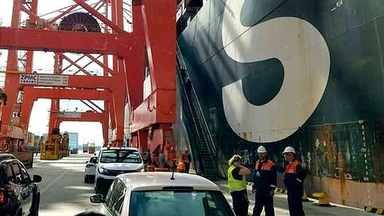 Suwnica posłużyła zamiast noszy. Niezwykła akcja ratunkowa w Porcie Gdynia