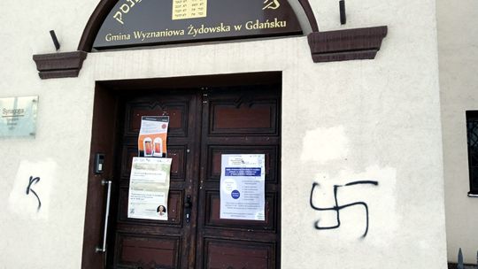 swastyka na synagodze w Gdańsku