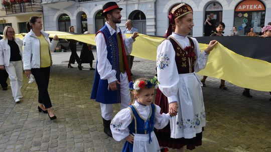 Rekordowa flaga kaszubska znów rozpostarta. W Dniu Flagi Kaszubskiej zawitała do Kartuz