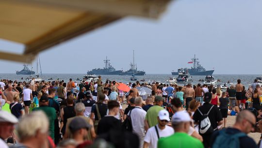 Święto Wojska Polskiego 2025: widowiskowa parada morska przepłynęła wzdłuż Helu