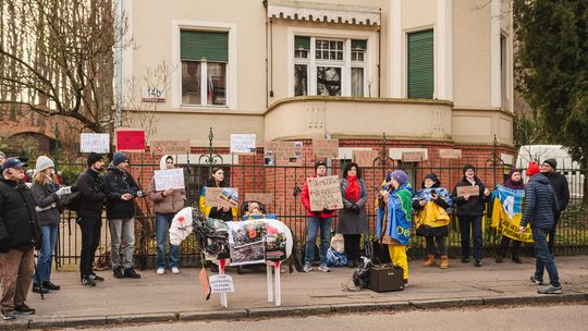 Symboliczne pożegnanie z rosyjskim konsulatem w Gdańsku. Protest „Pożegnanie Imperium” „Pożegnanie Imperium”, protest przed konsulatem Federacji Rosyjskiej, Gdańsk 2025