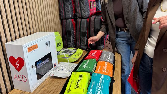 Syreny alarmowe, defibrylatory i sprzęt ratunkowy. Słupsk wzmacnia obronę cywilną