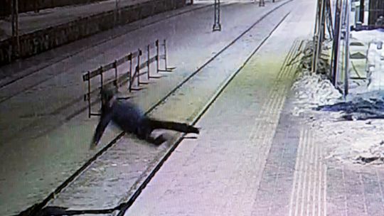 Szedł peronem, nagle spadł na tory. Zreagowali megafonistka i pasażer