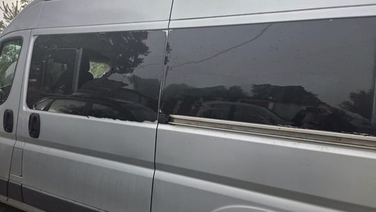 Szkolny autobus ostrzelany w Skarszewach z broni pneumatycznej. Policja szuka sprawców