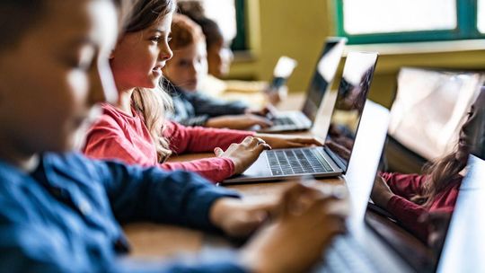 Szkoły z całej Polski, w tym z Pomorza, dostaną pracownie sztucznej inteligencji