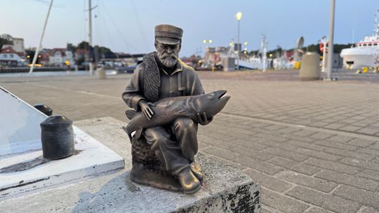 Szlakiem marynarzy i rybaków. Figurki z brązu nową promocją Ustki.