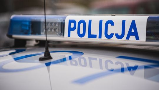 Funkcjonariusze kontrolują wchodzących do szpitala na Zaspie