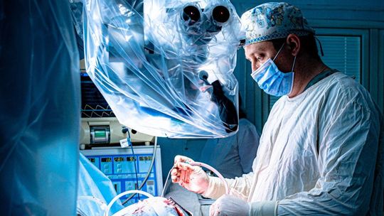 Szpitale odwołują operacje, kasa NFZ świeci pustkami. W 2026 będzie jeszcze gorzej?