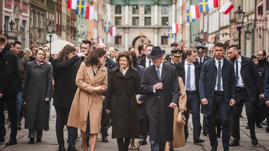 Szwedzka para królewska w Gdańsku. Kwiaty pod Pomnikiem Poległych Stoczniowców i rozmowa z Lechem Wałęsą