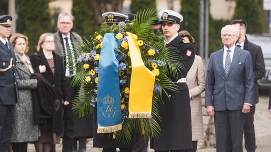 Szwedzka para królewska w Gdańsku. Kwiaty pod Pomnikiem Poległych Stoczniowców i rozmowa z Lechem Wałęsą