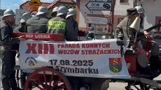 Szymbark: konne wozy strażackie przeciągnęły w tradycyjnej paradzie [FILM]