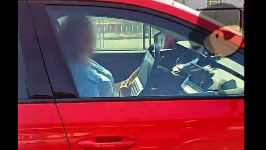 Ta pani ma kłopoty przez jeden film. Nagrali, co robi, prowadząc samochód [WIDEO]