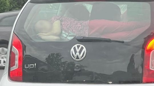 Dziecko na półce bagażnika zamiast w foteliku. Policja szuka kierowcy z Tarnowskich Gór