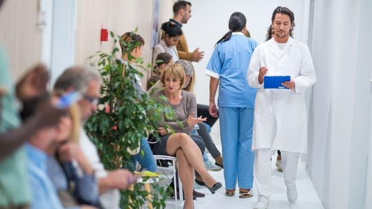 poczekalnia, lekarz, zdjęcie ilustracyjne