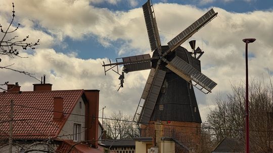 Silny wiatr uszkodził zabytkowy wiatrak w Tczewie. Niedawno go wyremontowano