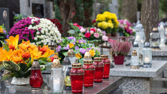Wkrótce Wszystkich Świętych. Jak zachować się na cmentarzu, by nie narazić się na mandat