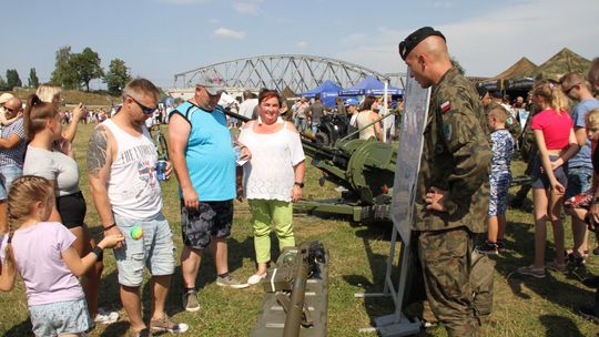 Tłumy odwiedzających na pikniku militarnym w Tczewie. Wojsko świętowało