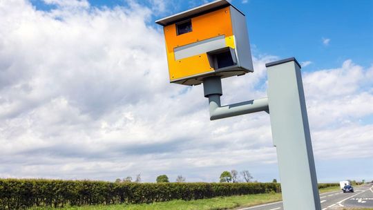 Tolerancja błędu fotoradaru. Kiedy dostaniesz mandat, a kiedy nie?